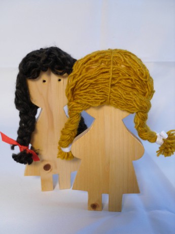 Dřevěné panenky s vlněnými vlásky-zadní pohled